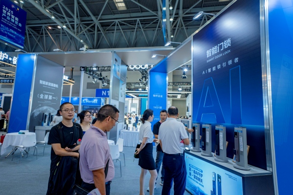 市民在大渡口區企業展臺參觀。大渡口區融媒體中心供圖