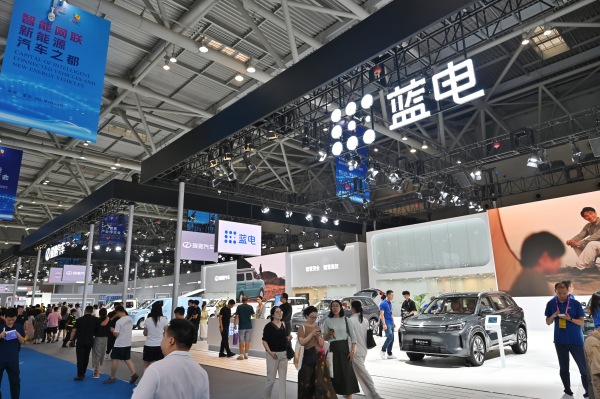 藍電展臺。鄒樂攝