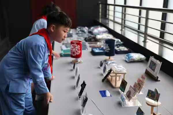 學生們正在欣賞展出作品。彭水縣委宣傳部供圖