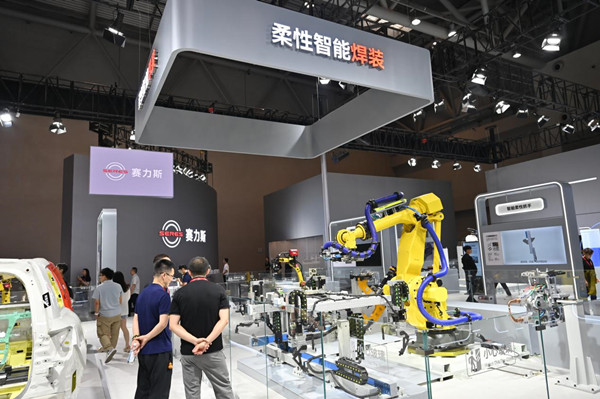 賽力斯柔性智能焊接機器人在現場展示。鄒樂 攝