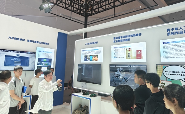 團隊向觀眾詳細介紹產品。重慶理工大學供圖