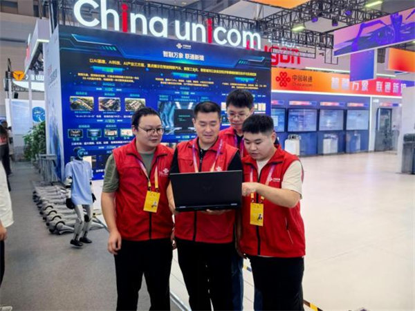 工作人員進行網絡調試。重慶聯通供圖