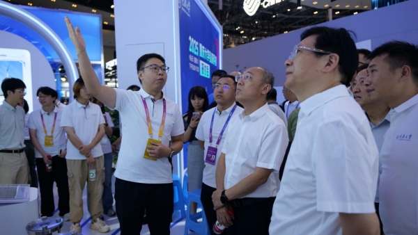 與會嘉賓參觀重慶大學展位。重慶大學供圖