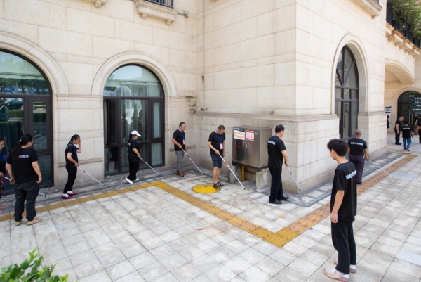 開展中途失明者戶外定向行走訓練，助力融入社會。渝北區殘聯供圖