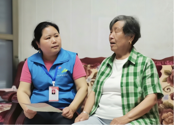 網格員走訪孤寡老人。江口鎮供圖