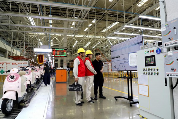 電力人員對生產線進行能效管理。國網永川供電公司供圖