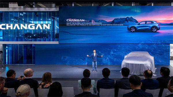 中國長安汽車集團黨委副書記、董事、總經理趙非介紹相關情況。長安汽車供圖