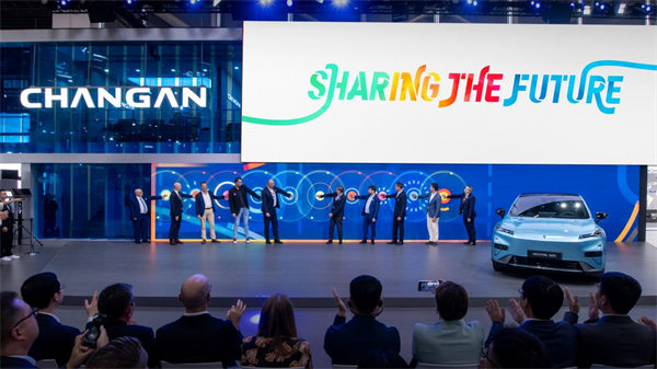 10國經銷商上臺共同點亮歐洲10國市場版圖。長安汽車供圖