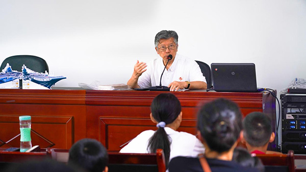 向小朋友們講述國防知識?；顒又鬓k方供圖