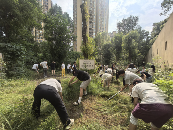 學生動手實踐。重慶移通學院供圖