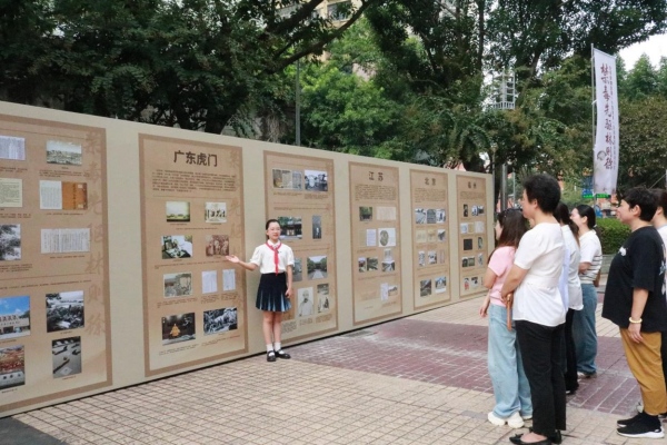 “陽光少年團”小小講解員為參觀群眾講解禁毒知識。主辦方供圖