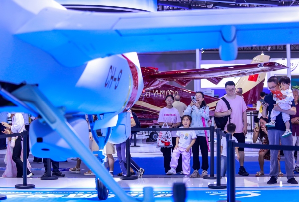 2025世界智能產業博覽會，低空經濟展館N2館梁平展廳吸引觀眾駐足觀看。熊偉攝