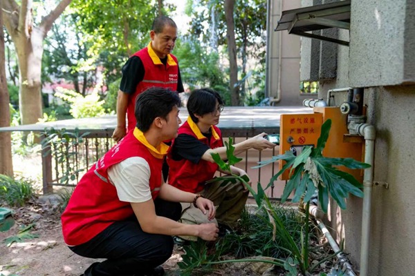 “水電氣”紅巖共產黨員服務隊對設備進行安全檢查。國網重慶永川供電公司供圖