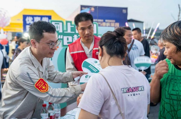 在啤酒節擺攤設點宣傳。國網重慶永川供電公司供圖
