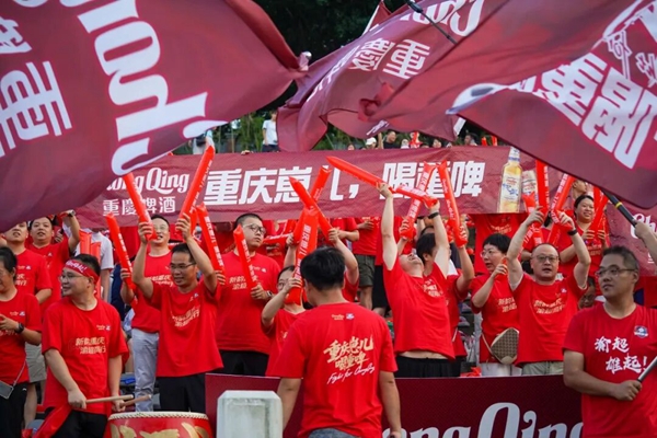 重慶啤酒助威團。 吳汪洋 攝