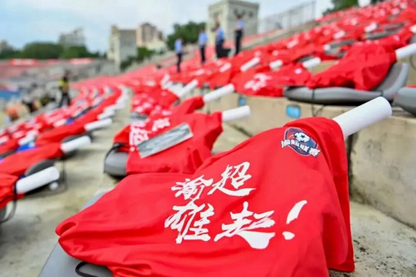 主辦方為球迷們準備的紀念球衣。 吳汪洋 攝