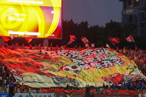球迷自發拉起旗幟。 吳汪洋 攝