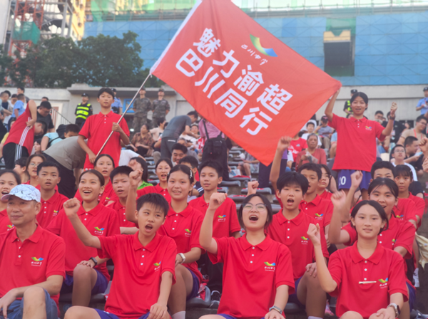 搖旗吶喊的巴川中學師生。陳瑞 攝