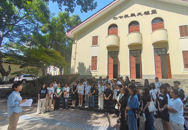 師生在七七抗戰大禮堂前聆聽盧作孚先生事跡。馬子揚攝