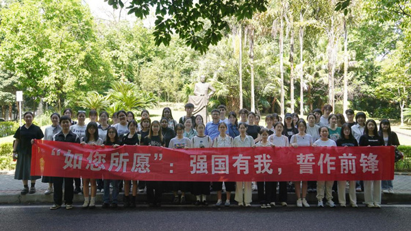 師生在周恩來雕像前合影。王晨雅攝