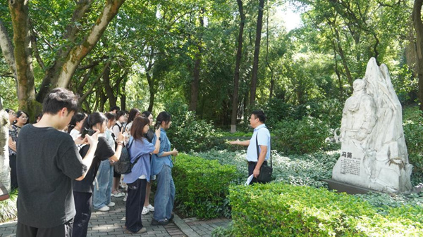 新聞學院黨委書記凌曉明講述馮簡與“重慶之蛙”的故事。王晨雅攝