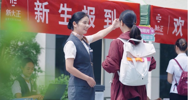 “知心姐姐”為入校新生提供服務。新大正供圖