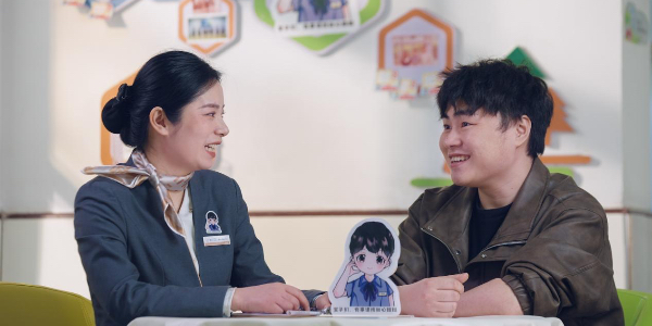 “知心姐姐”與學生無代溝交流。新大正供圖