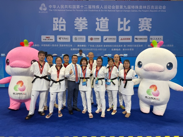 參賽運動員在比賽期間合影。秦庭富攝