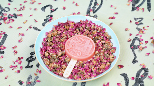 校園地標造型的“涪氣雪糕”。重慶工貿職業技術學院供圖