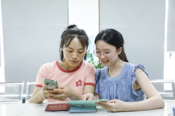 工作人員指導寶媽線上申領育兒補貼。魚嘴鎮供圖