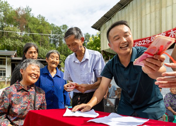 村民領取分紅。羅川攝