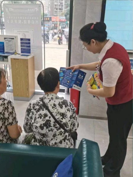 向客戶普及金融知識。興業銀行重慶永川支行供圖