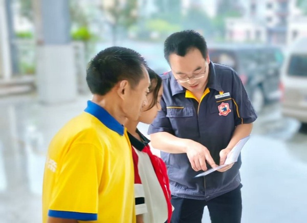 為孩子講解燃氣安全知識。重慶燃氣集團供圖