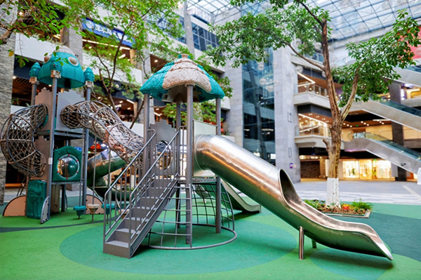 重慶新天地中庭廣場太空艙滑梯。重慶天地供圖