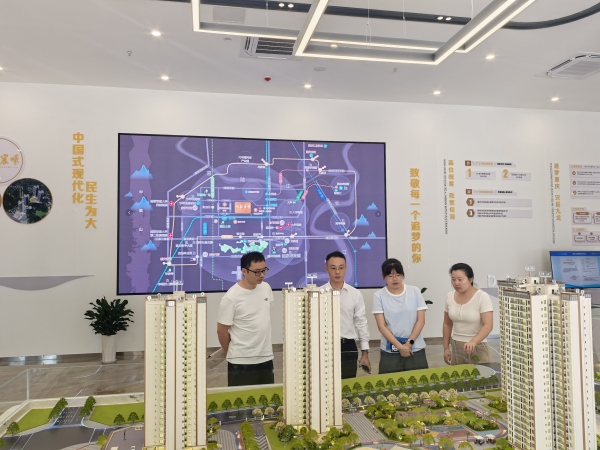 市民在售樓部了解住宅情況。徐雯瑄攝