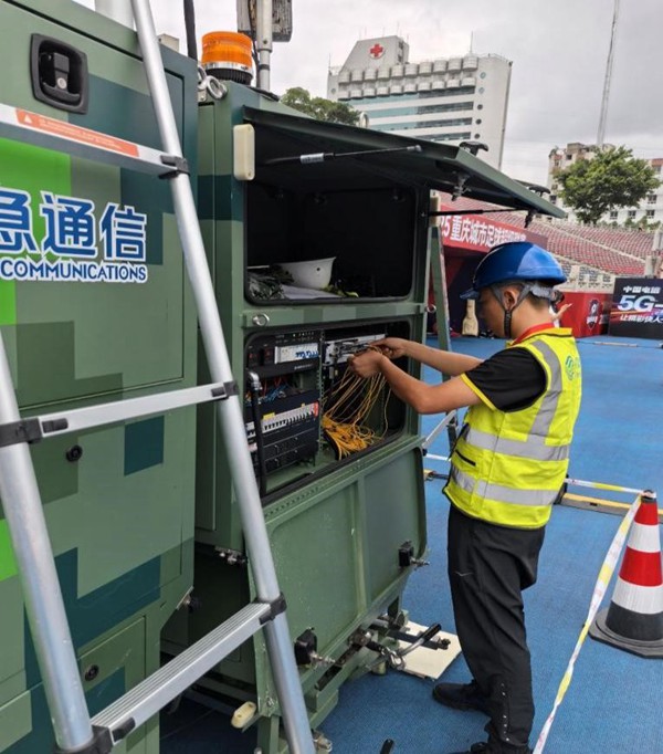 工作人員調試應急通信車上的設備。重慶移動供圖
