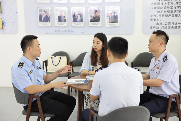 在重慶市亞特藍電器有限責任公司，開州區稅務人員和市場監督管理局工作人員共同解答招標投標及納稅信用方面問題。趙詩琦攝