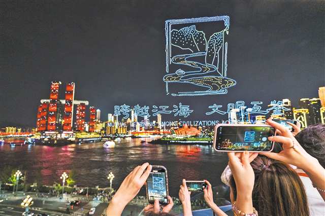 9月17日，重慶國際會客廳，嘉賓們觀看精彩的無人機表演。記者 李雨恒 攝/視覺重慶