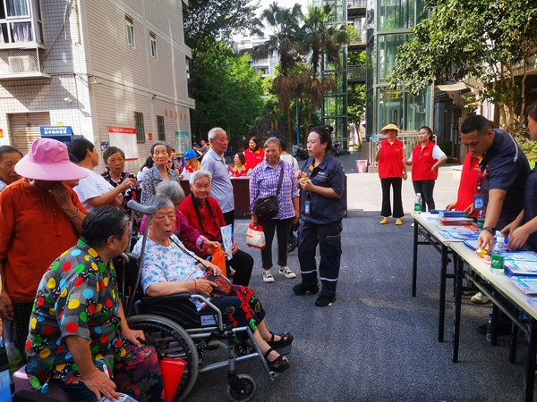 燃氣工作人員向居民講解如何正確啟閉自閉閥。重慶燃氣集團供圖