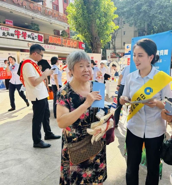 2025年金融教育宣傳周民主村啟動儀式，建行重慶市分行的工作人員為現場群眾講解金融知識。建行重慶市分行供圖