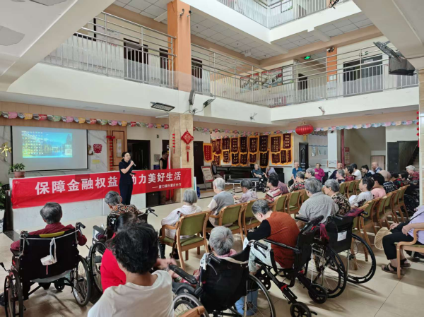 開展金融知識普及活動。廈門銀行重慶大足支行供圖