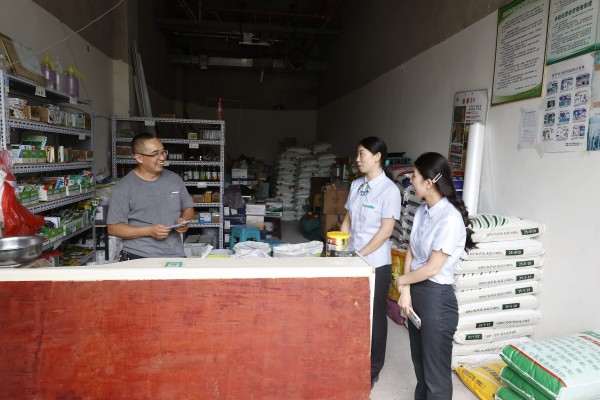 上門宣講金融知識。鄒雨璠攝