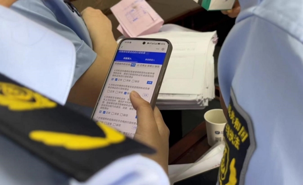 綦江區行政執法人員使用“執法+監督”數智化平臺開展執法檢查。受訪單位供圖