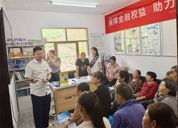 開展反假貨幣專項宣傳活動。光大銀行重慶分行供圖