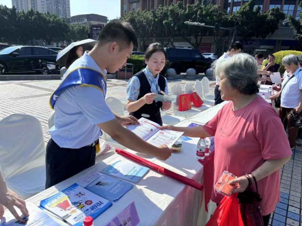 設立金融知識宣傳站。浦發銀行重慶分行供圖