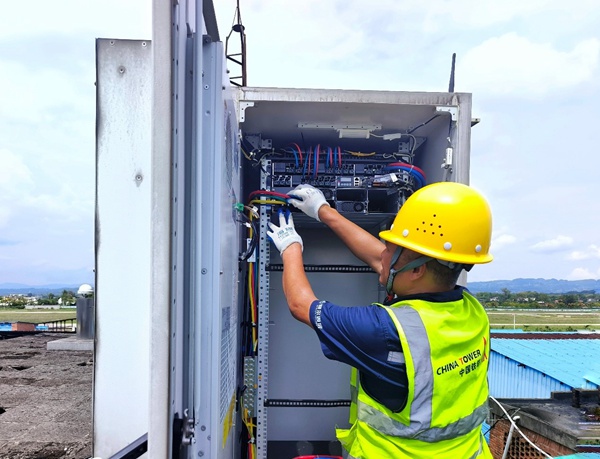 施工人員檢查5G-A設備動力接入安全。重慶移動供圖