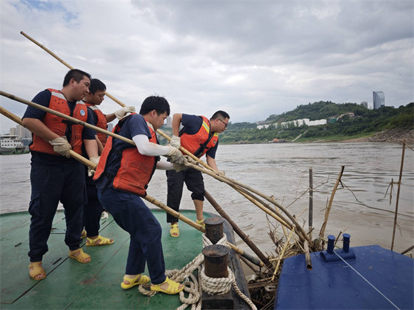工作人員清除江上的漂浮物。長江重慶航道局供圖
