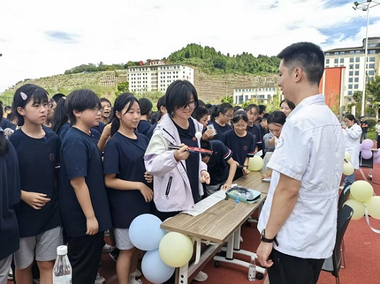 在重慶豐都育才中學，學生們參與“愛眼進校園近視防控活動”。豐都縣人民醫院供圖