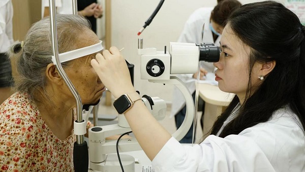 鄭仕潔在豐都縣人民醫院為患者看診。豐都縣人民醫院供圖