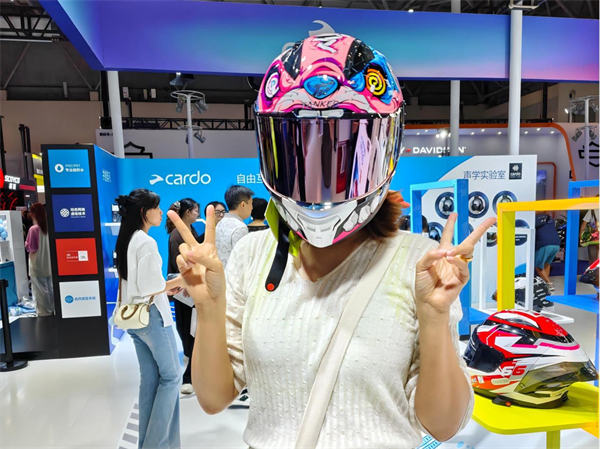 市民現場體驗摩托車裝備。馬春鵬攝